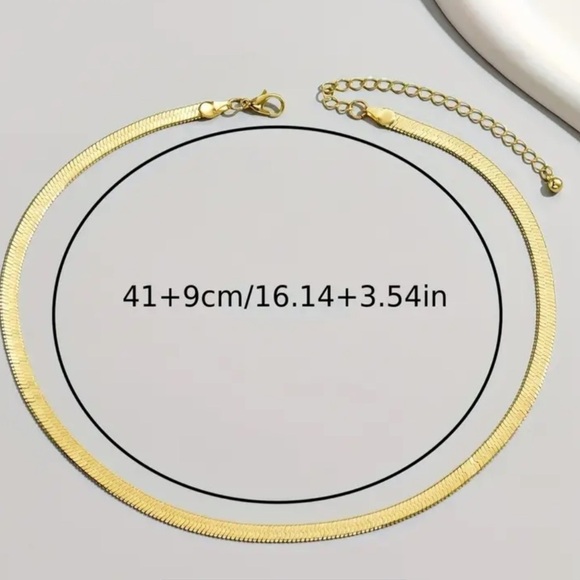 Gold tone minimalist chain - Picture 3 of 3